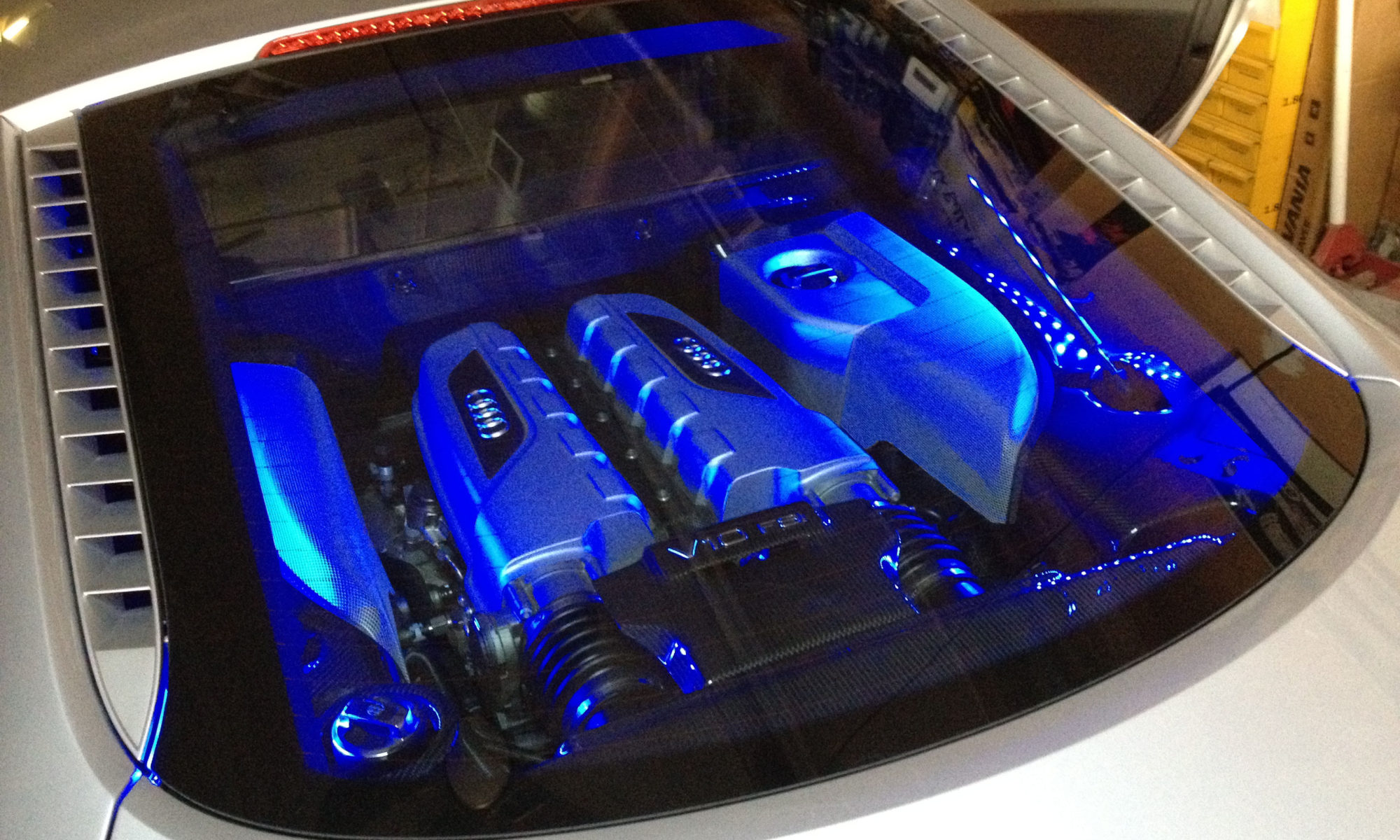 Audi R8 Services: LED engine compartment lighting system