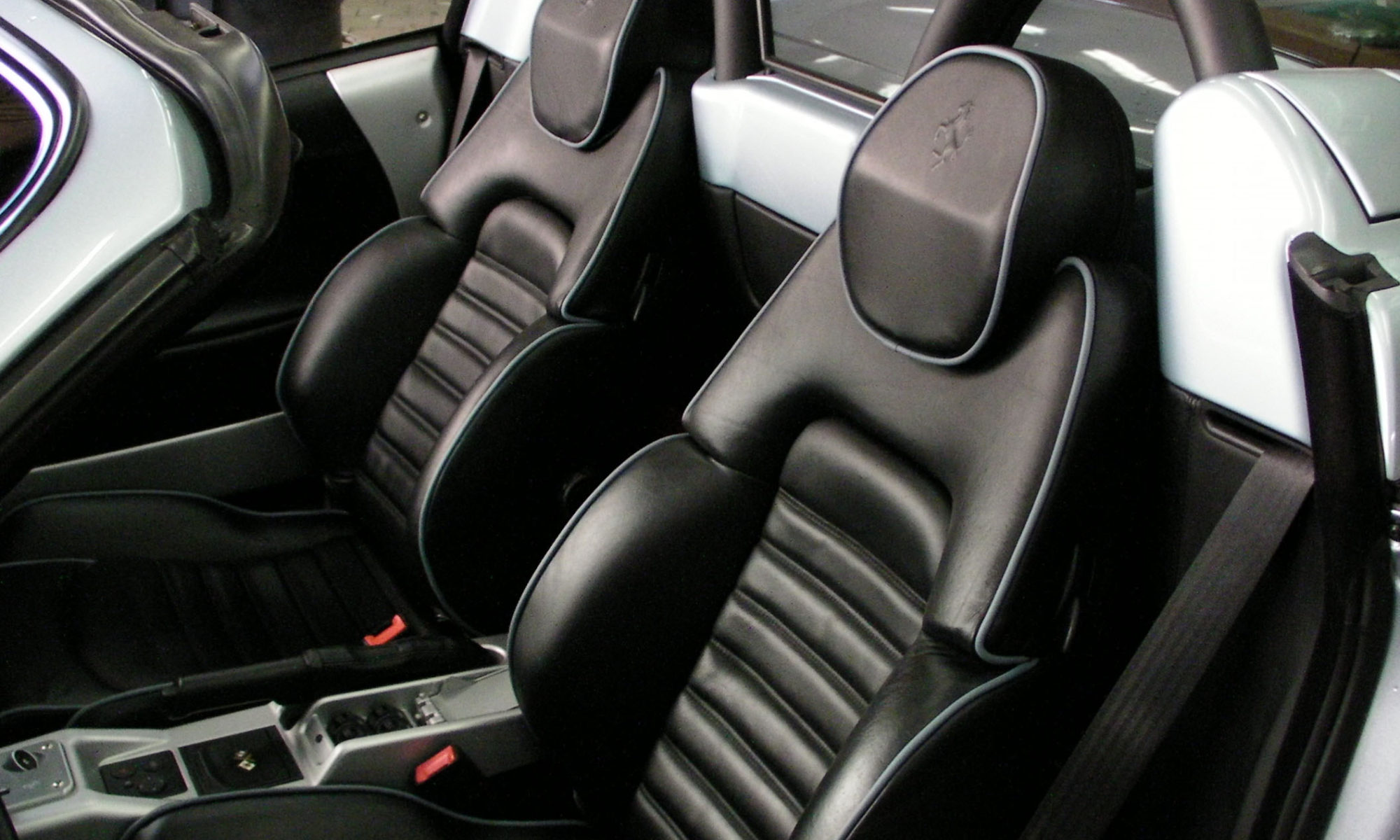 Ferrari F360. Services: Seats and headrests with contrast piping.